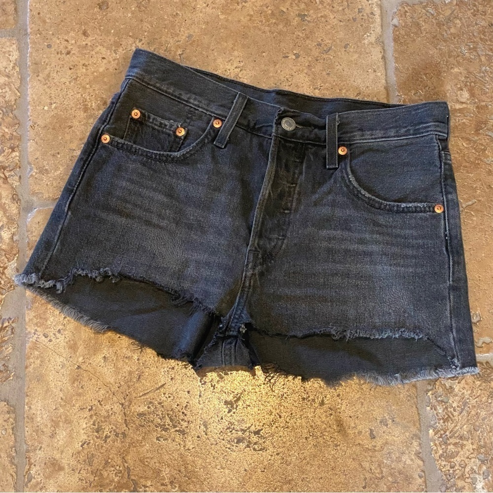 LEVI’S 501 Gray Raw Hem Buttoned Fly Jean Shorts Size 25